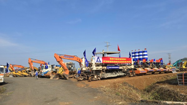 Khởi công sửa chữa đường cất hạ cánh, đường lăn sân bay Liên Khương Khởi công sửa chữa đường cất hạ cánh, đường lăn sân bay Liên Khương