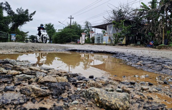 Khốn khổ vì 'ổ voi, ổ gà' trên quốc lộ 14E