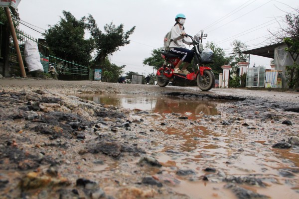 Khốn khổ vì 'ổ voi, ổ gà' trên quốc lộ 14E