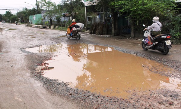 Khốn khổ vì 'ổ voi, ổ gà' trên quốc lộ 14E