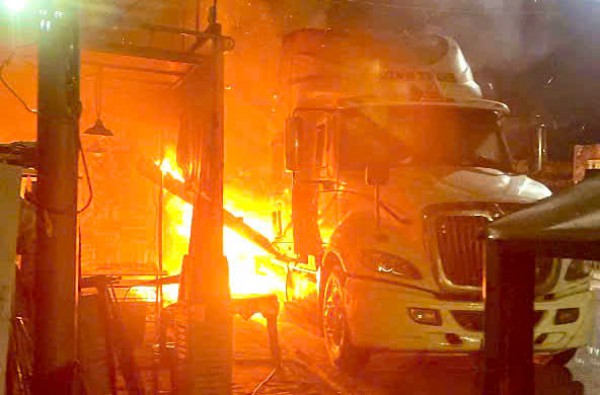 Khống chế nhanh vụ cháy xe đầu kéo container trong đêm ở TP.HCM Khống chế nhanh vụ cháy xe đầu kéo container trong đêm ở TP.HCM