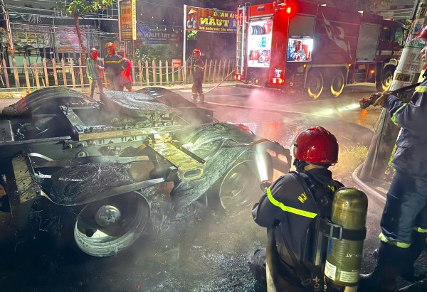 Khống chế nhanh vụ cháy xe đầu kéo container trong đêm ở TP.HCM Khống chế nhanh vụ cháy xe đầu kéo container trong đêm ở TP.HCM