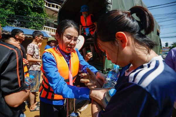 Không để người dân vùng thiên tai phải 'màn trời, chiếu đất' Không để người dân vùng thiên tai phải 'màn trời, chiếu đất'