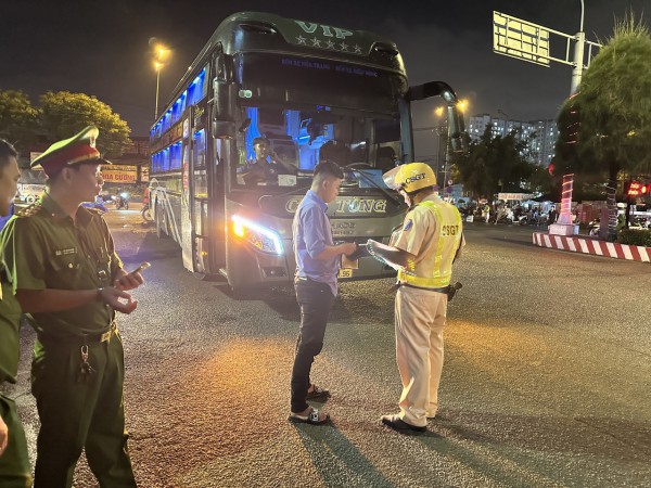 Kiểm tra tài xế tại chợ đầu mối Thủ Đức, phát hiện 3 trường hợp dương tính ma túy