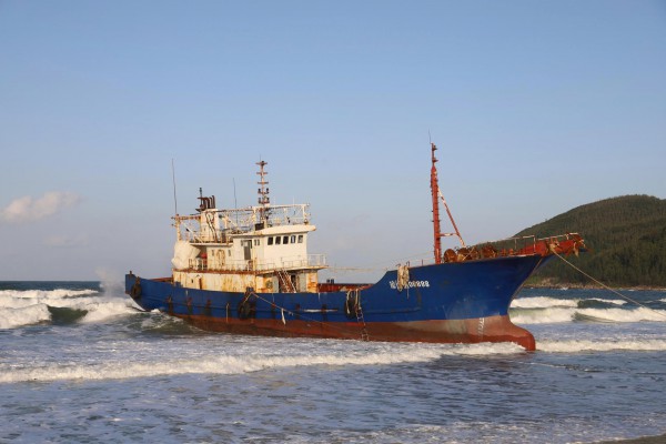 Kiểm tra tàu cá nước ngoài mắc cạn ở Quảng Ngãi: Không phát hiện ngư cụ