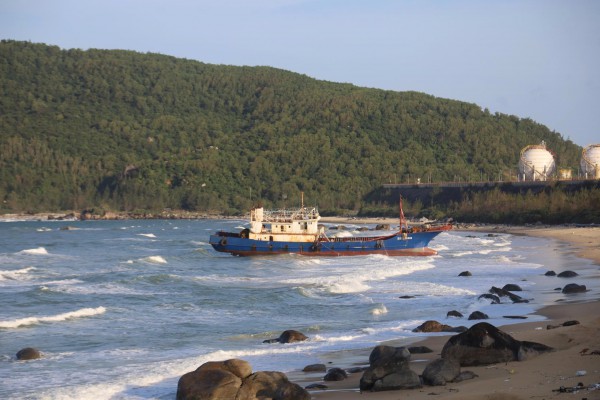 Kiểm tra tàu cá nước ngoài mắc cạn ở Quảng Ngãi: Không phát hiện ngư cụ