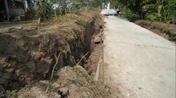 Kiên Giang: Cầu, đường vùng đê bao bị sạt lở do khô hạn