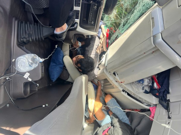 Kịp thời giải cứu 2 người mắc kẹt trong xe tải bị lật trên đèo Phú Sơn