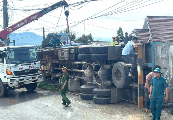 Kịp thời giải cứu 2 người mắc kẹt trong xe tải bị lật trên đèo Phú Sơn