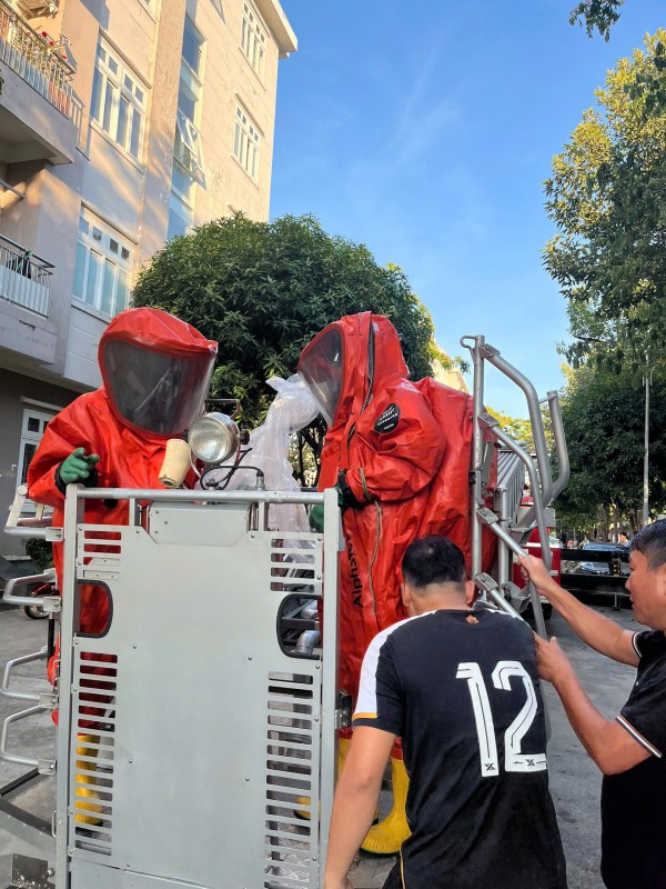 Kịp thời xử lý tổ ong 'khủng' trong khu dân cư ở TP.HCM Kịp thời xử lý tổ ong 'khủng' trong khu dân cư ở TP.HCM