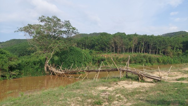 Kon Tum: Cầu treo hư hỏng, người dân phải lội suối đi làm