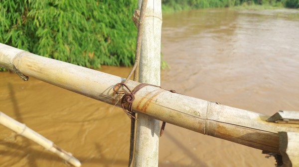 Kon Tum: Cầu treo hư hỏng, người dân phải lội suối đi làm