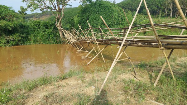 Kon Tum: Cầu treo hư hỏng, người dân phải lội suối đi làm