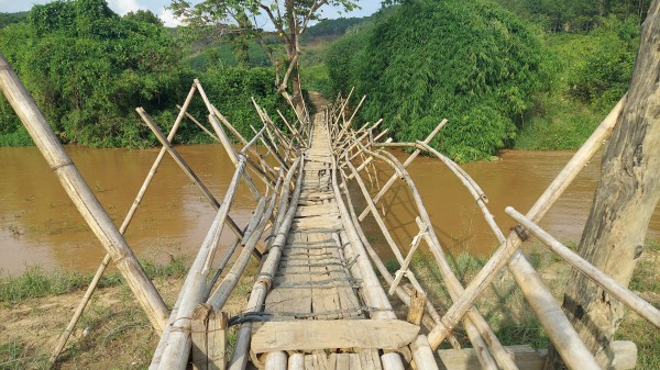 Kon Tum: Cầu treo hư hỏng, người dân phải lội suối đi làm