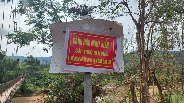 Kon Tum: Cầu treo hư hỏng, người dân phải lội suối đi làm