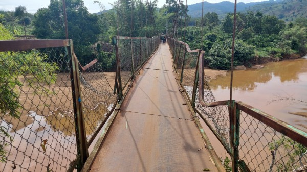 Kon Tum: Cầu treo hư hỏng, người dân phải lội suối đi làm