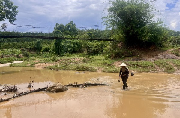 Kon Tum: Cầu treo hư hỏng, người dân phải lội suối đi làm