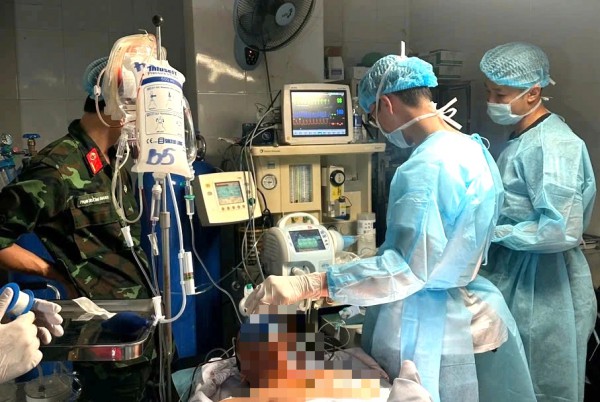 Kỳ tích ca đại phẫu cứu sống bệnh nhân giữa đặc khu Trường Sa