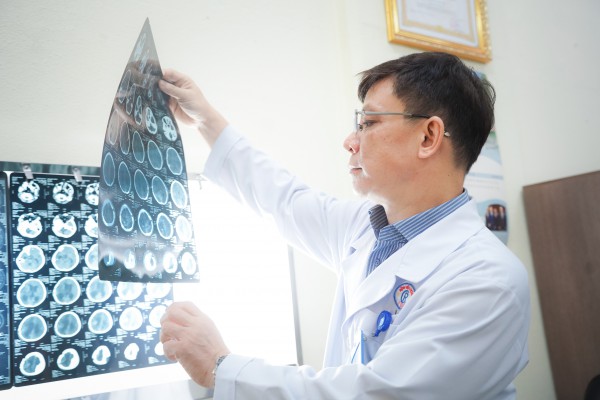 Kỳ tích cứu sống bé trai 10 tuổi bị nhánh cây rơi trúng đầu