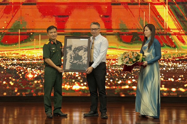 Kỷ vật 'xuyên thế kỷ' của người thợ Ba Son lần đầu trưng bày tại TP.HCM