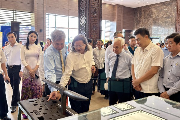 Kỷ vật 'xuyên thế kỷ' của người thợ Ba Son lần đầu trưng bày tại TP.HCM