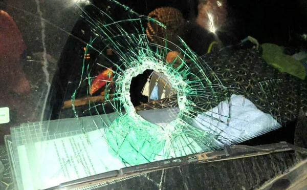 Lái xe bàng hoàng kể khoảnh khắc 'dính đá' trên cao tốc Quảng Trị Lái xe bàng hoàng kể khoảnh khắc 'dính đá' trên cao tốc Quảng Trị