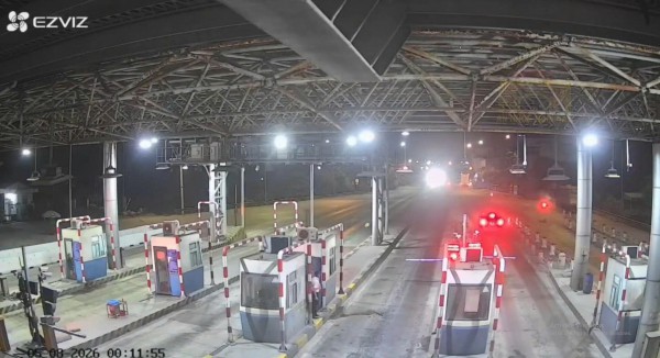 Lái xe máy chở 3, học sinh lớp 9 tông barie trạm thu phí tử vong