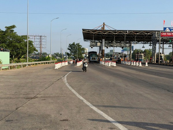 Lái xe máy chở 3, học sinh lớp 9 tông barie trạm thu phí tử vong