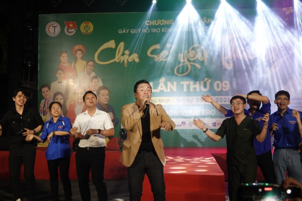 Lam Trường 'làm liveshow' phục vụ bệnh nhân tại Cần Thơ