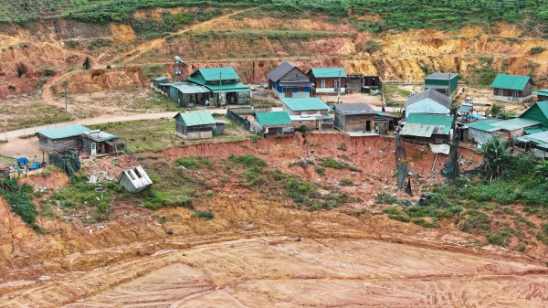 Lâm Đồng: Cận cảnh sạt lở khu tái định cư