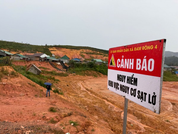 Lâm Đồng: Cận cảnh sạt lở khu tái định cư