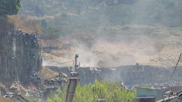 Lâm Đồng: Dân sống khổ bên mỏ đá Gần Reo