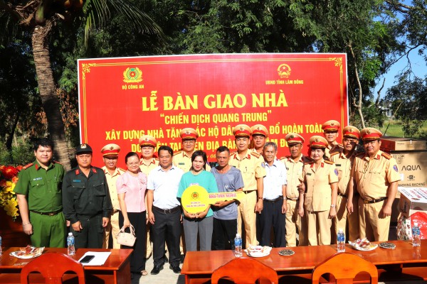 Lâm Đồng: Hoàn tất bàn giao nhà 'chiến dịch Quang Trung' cho dân vùng lũ ven sông Cái