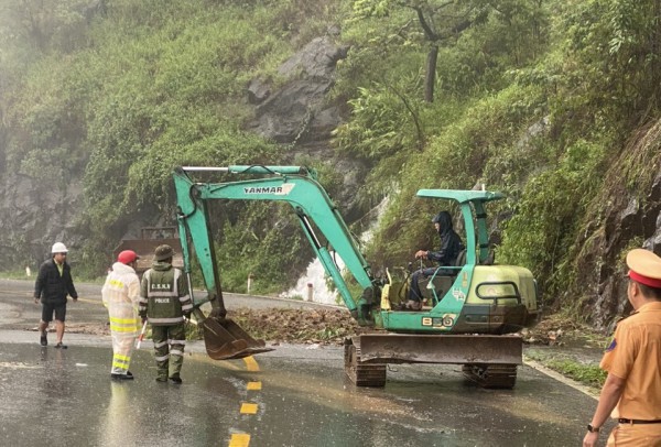 Lâm Đồng: Mưa lớn sạt lở đèo Bảo Lộc khiến giao thông ngưng trệ