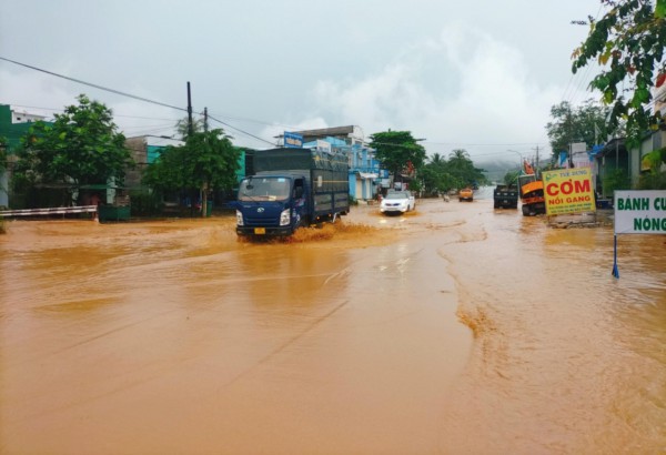 Lâm Đồng: Quốc lộ 20 cứ mưa là biến thành sông