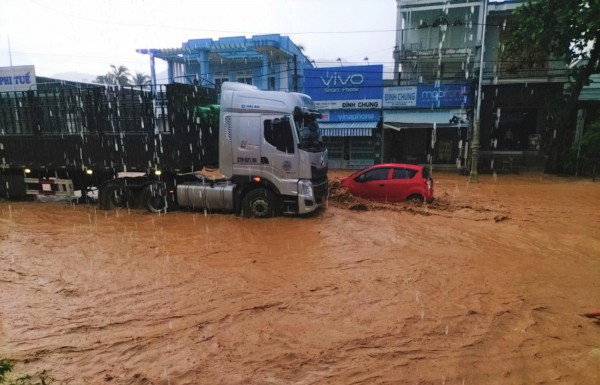 Lâm Đồng: Quốc lộ 20 cứ mưa là biến thành sông