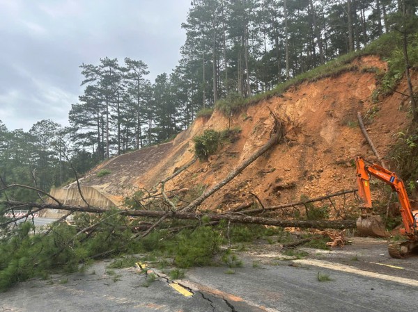 Lâm Đồng: Sạt lở đèo D'Ran trên QL20, cấm lưu thông 2 chiều Lâm Đồng: Sạt lở đèo D'Ran trên QL20, cấm lưu thông 2 chiều