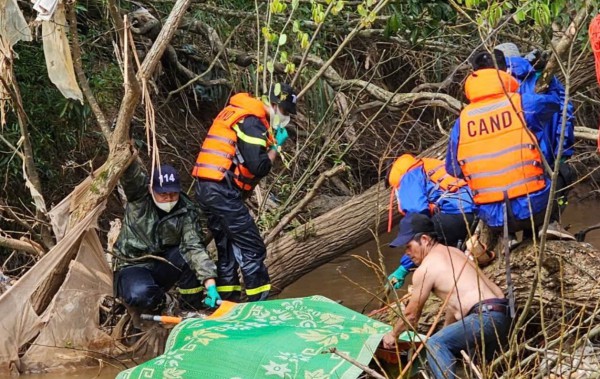 Lâm Đồng: Tìm thấy thi thể người phụ nữ trôi xuống thác Voi Lâm Đồng: Tìm thấy thi thể người phụ nữ trôi xuống thác Voi