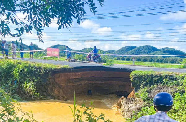 Lâm Đồng: Tỉnh lộ 721 bị sạt lở nghiêm trọng, xe cộ tạm ngưng lưu thông