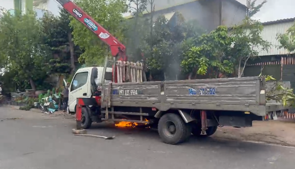 Lâm Đồng: Xe tải gắn cẩu va vào lưới điện 3 pha, tài xế tử vong