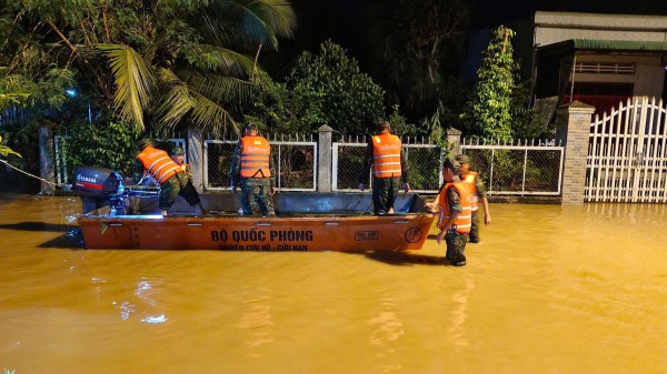 Lâm Đồng: Xuyên đêm đưa dân ra khỏi vùng rốn lũ Cát Tiên