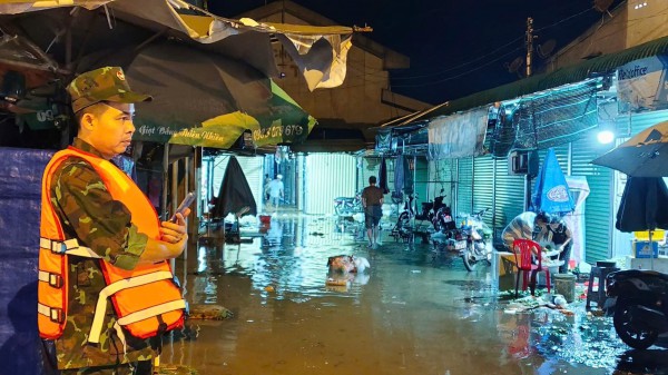 Lâm Đồng: Xuyên đêm đưa dân ra khỏi vùng rốn lũ Cát Tiên
