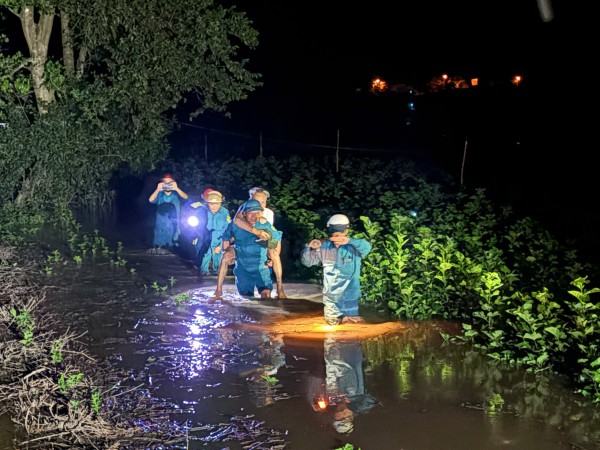 Lâm Đồng: Xuyên đêm đưa dân ra khỏi vùng rốn lũ Cát Tiên