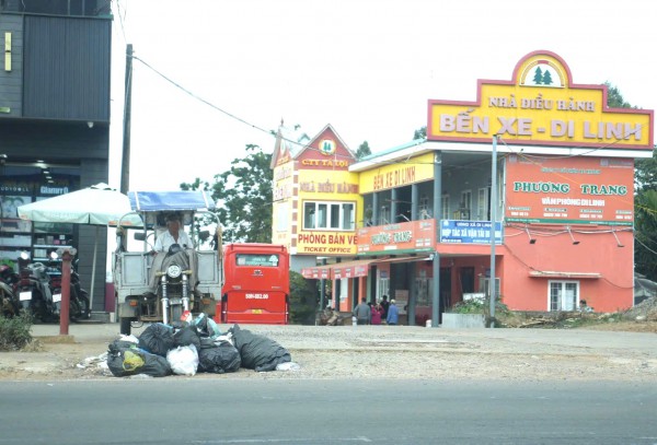 Lâm Đồng khẩn trương thu gom rác sinh hoạt ùn ứ dọc quốc lộ 20 Lâm Đồng khẩn trương thu gom rác sinh hoạt ùn ứ dọc quốc lộ 20