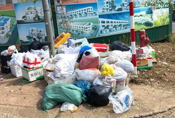 Lâm Đồng khẩn trương thu gom rác sinh hoạt ùn ứ dọc quốc lộ 20 Lâm Đồng khẩn trương thu gom rác sinh hoạt ùn ứ dọc quốc lộ 20