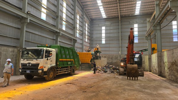 Lâm Đồng khẩn trương thu gom rác sinh hoạt ùn ứ dọc quốc lộ 20 Lâm Đồng khẩn trương thu gom rác sinh hoạt ùn ứ dọc quốc lộ 20