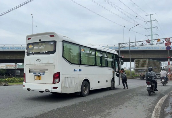 Làm rõ trách nhiệm vụ xe khách biến đường dẫn cao tốc ở TP.HCM thành 'bến cóc'