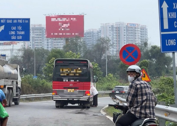 Làm rõ trách nhiệm vụ xe khách biến đường dẫn cao tốc ở TP.HCM thành 'bến cóc'