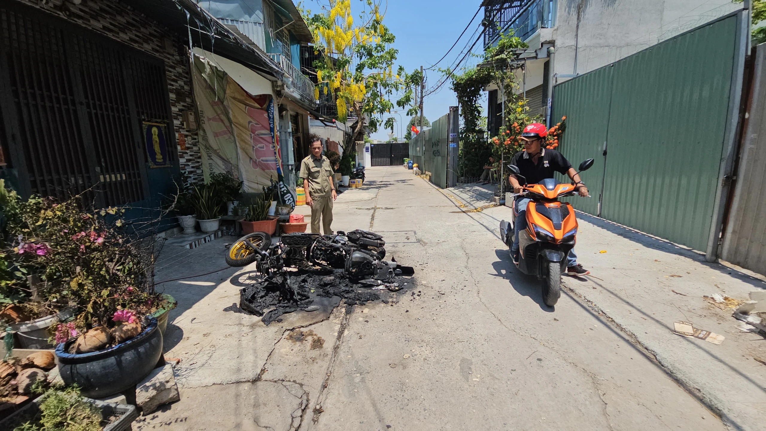 Làm rõ vụ châm lửa đốt xe máy tại hẻm đường Nguyễn Thị Tú