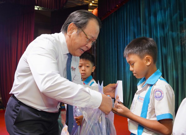 Lan tỏa chương trình 'Cùng ngư dân thắp sáng đèn trên biển' tại Gia Lai Lan tỏa chương trình 'Cùng ngư dân thắp sáng đèn trên biển' tại Gia Lai